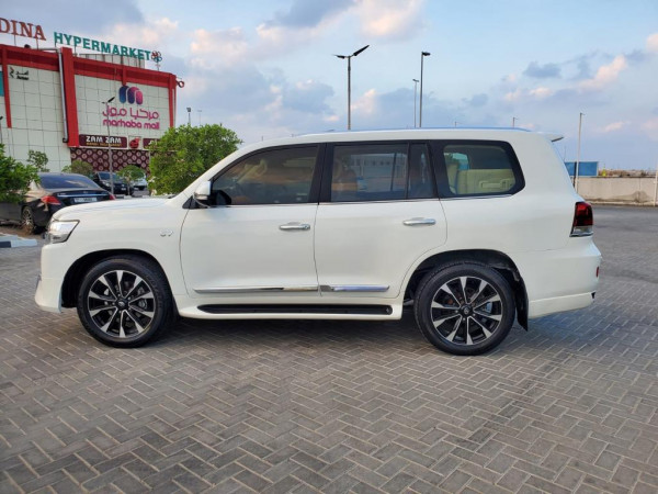 Toyota Land Cruiser 2016/ Pearl White LHD Petrol AT SUV 4WD view 3
