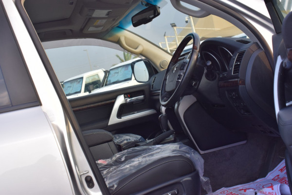 Toyota Land Cruiser 2014 01 Silver Metalic RHD Diesel AT SUV 4WD view 2