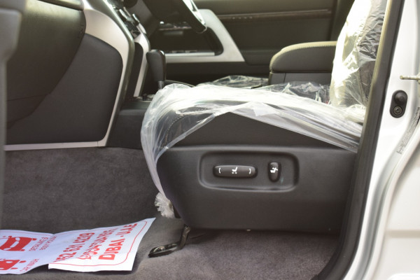 Toyota Land Cruiser 2014 01 Silver Metalic RHD Diesel AT SUV 4WD view 6