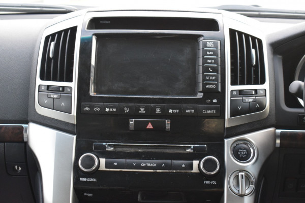 Toyota Land Cruiser 2014 01 Silver Metalic RHD Diesel AT SUV 4WD view 8