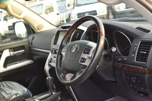 Toyota Land Cruiser 2014 01 Silver Metalic RHD Diesel AT SUV 4WD view 11