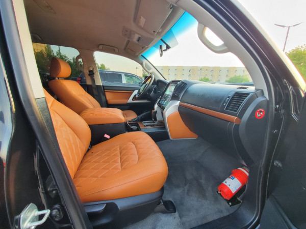 Toyota Land Cruiser 2012 01 Black LHD Gasoline AT SUV 4WD view 2
