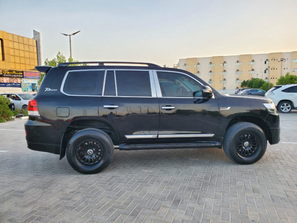 Toyota Land Cruiser 2012 01 Black LHD Gasoline AT SUV 4WD view 10