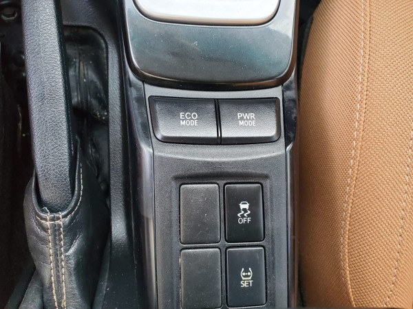 Toyota Fortuner 2018/ White LHD Petrol AT SUV 4WD view 6