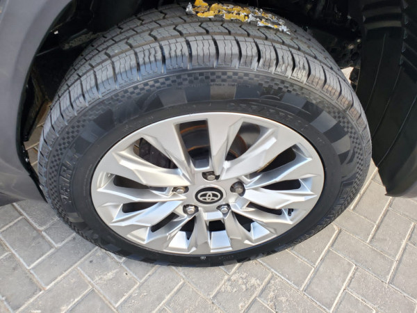 Toyota Land Cruiser 2013 02 Grey LHD Petrol AT SUV 4WD view 3
