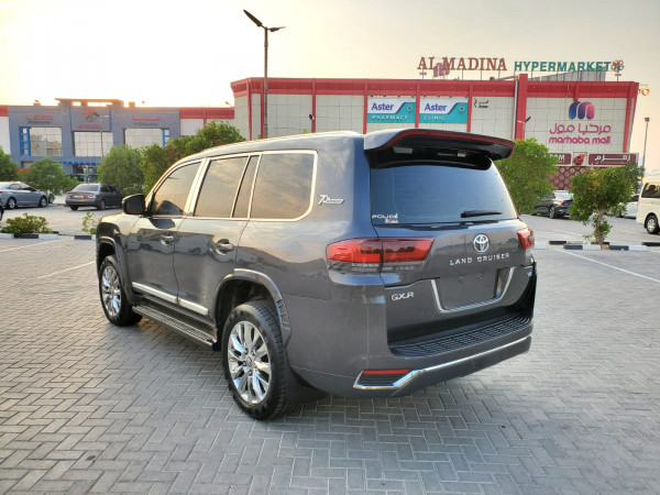 Toyota Land Cruiser 2013 02 Grey LHD Petrol AT SUV 4WD view 5