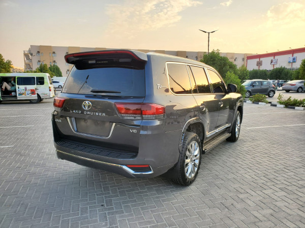 Toyota Land Cruiser 2013 02 Grey LHD Petrol AT SUV 4WD view 6