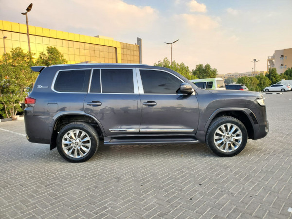 Toyota Land Cruiser 2013 02 Grey LHD Petrol AT SUV 4WD view 10