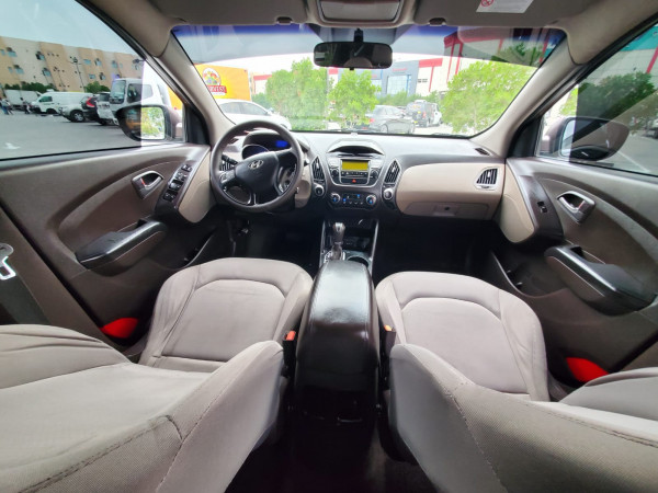 Hyundai Tucson 2014  Bronze LHD Petrol AT SUV 4WD view 3