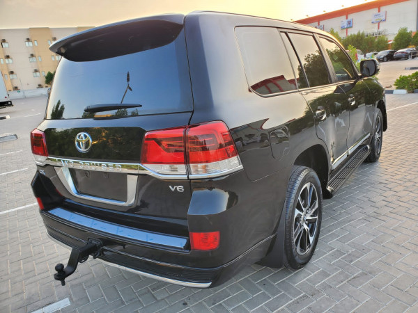 Toyota Land Cruiser 2010/5 Black LHD Petrol AT SUV 4WD view 4