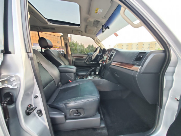 Mitsubishi Pajero 2016/ Silver LHD Gasoline AT SUV 4WD view 4