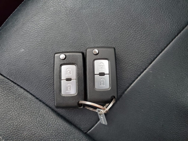 Mitsubishi Pajero 2016/ Silver LHD Gasoline AT SUV 4WD view 9