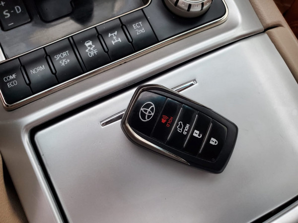 Toyota Land Cruiser 2010 02 Black LHD Gasoline AT SUV 4WD view 6