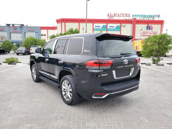 Toyota Land Cruiser 2010 02 Black LHD Gasoline AT SUV 4WD view 10