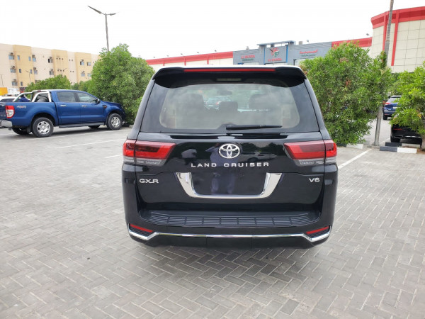 Toyota Land Cruiser 2010 02 Black LHD Gasoline AT SUV 4WD view 11