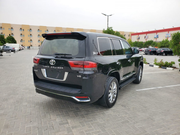 Toyota Land Cruiser 2010 02 Black LHD Gasoline AT SUV 4WD view 12