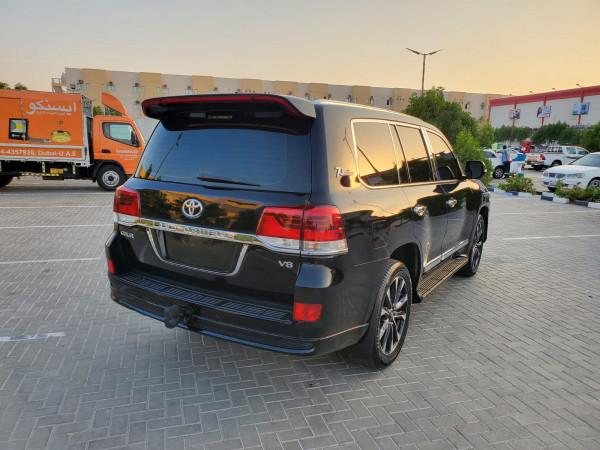 Toyota Land Cruiser 2016  Black LHD Gasoline AT SUV 4WD view 16