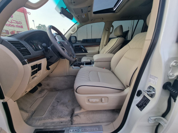 Toyota Land Cruiser 2018/ White LHD Gasoline AT SUV 4WD view 2