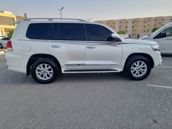 Toyota Land Cruiser 2018/ White LHD Gasoline AT SUV 4WD view 13