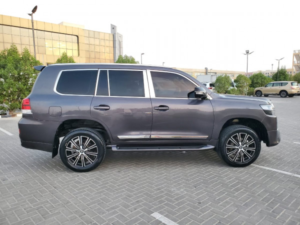 Toyota Land Cruiser 2011  Grey LHD Gasoline AT SUV 4WD view 2
