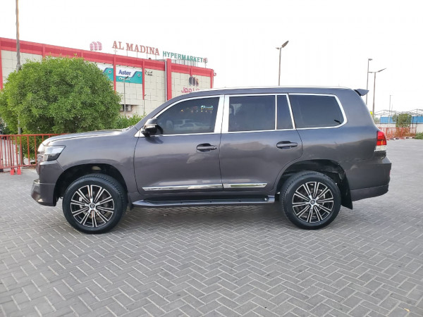 Toyota Land Cruiser 2011  Grey LHD Gasoline AT SUV 4WD view 3