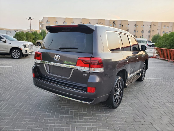 Toyota Land Cruiser 2011  Grey LHD Gasoline AT SUV 4WD view 12