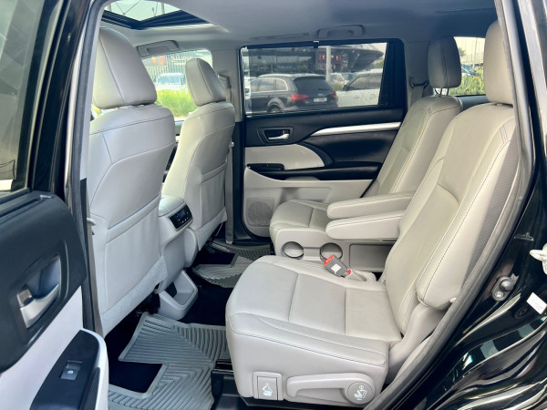 Toyota Highlander 2018/ Black LHD Petrol AT SUV 4WD view 3