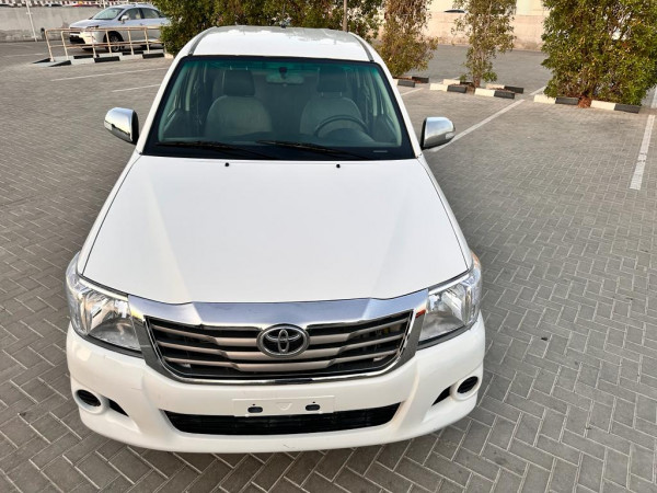 Toyota Hilux 2014/ White LHD Petrol AT Pickup 2WD