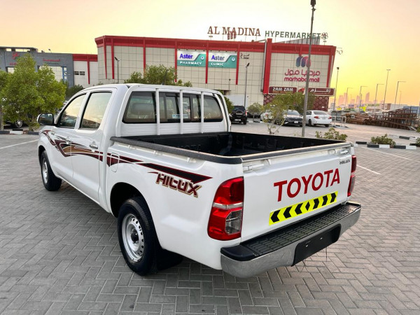 Toyota Hilux 2014/ White LHD Petrol AT Pickup 2WD view 3