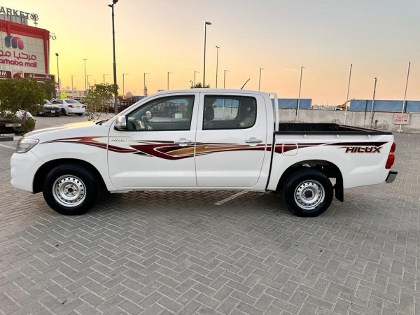 Toyota Hilux 2014/ White LHD Petrol AT Pickup 2WD view 4