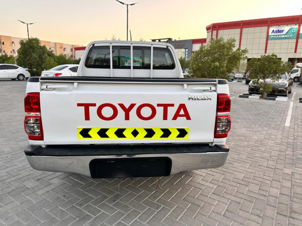 Toyota Hilux 2014/ White LHD Petrol AT Pickup 2WD view 5