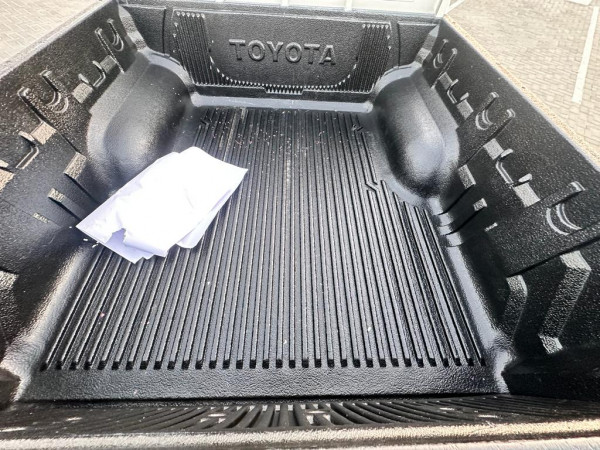 Toyota Hilux 2014/ White LHD Petrol AT Pickup 2WD view 6