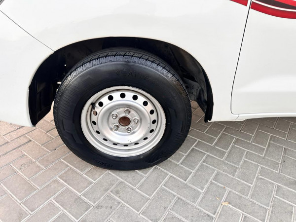 Toyota Hilux 2014/ White LHD Petrol AT Pickup 2WD view 7