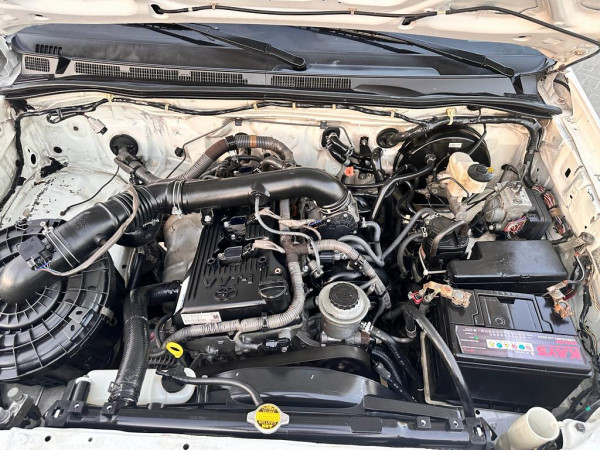 Toyota Hilux 2014/ White LHD Petrol AT Pickup 2WD view 8