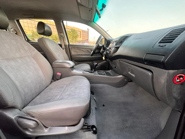Toyota Hilux 2014/ White LHD Petrol AT Pickup 2WD view 9