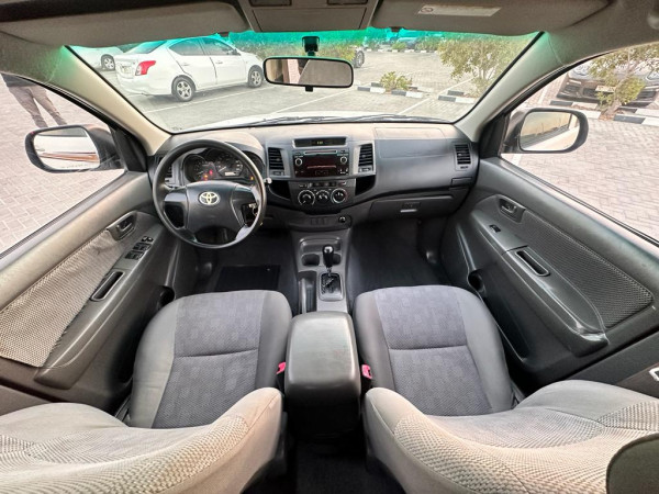 Toyota Hilux 2014/ White LHD Petrol AT Pickup 2WD view 10