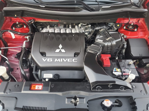 Mitsubishi Outlander 2016/ Red LHD Petrol AT SUV 4WD view 14