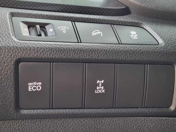 Hyundai Santa Fe 2015/ White LHD Gasoline AT SUV 4WD view 2