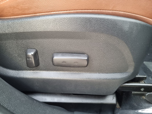 Hyundai Santa Fe 2015/ White LHD Gasoline AT SUV 4WD view 4