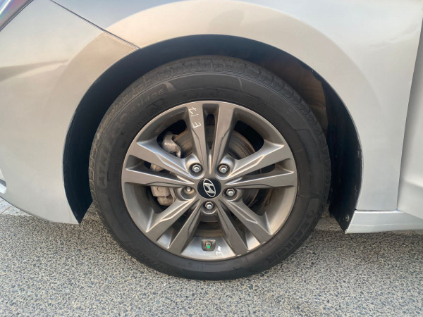 Hyundai Elantra 2019/ Silver LHD Gasoline AT Sedan 2WD view 4