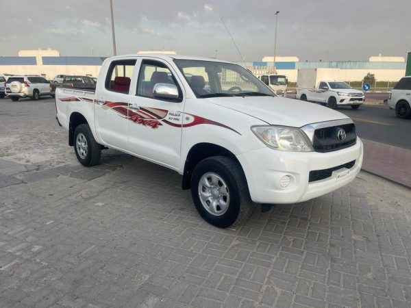 Toyota Hilux 2009  White LHD Petrol MT SUV 4WD view 2