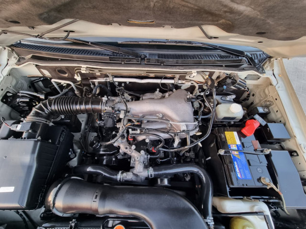 Mitsubishi Pajero 2013/ Silver LHD Petrol AT SUV 4WD view 17
