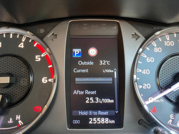Toyota Hilux 2021  Silver RHD Diesel AT Pickup 4WD view 13