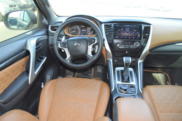 Mitsubishi Montero 2019  Brown LHD Petrol AT SUV 2WD view 9