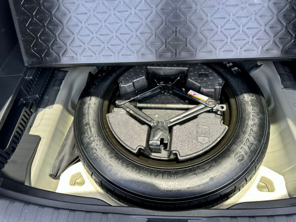 Toyota RAV 4 2019  Black LHD Hybrid AT SUV 4WD view 7