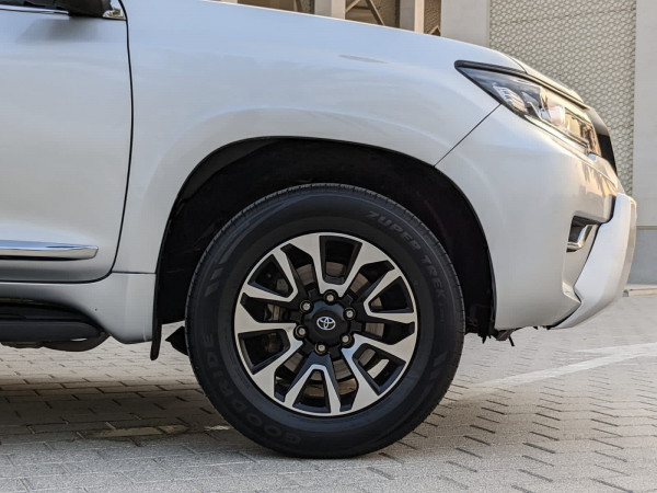Toyota LAND CRUISER PRADO 2011  Silver LHD Petrol AT SUV 4WD view 8