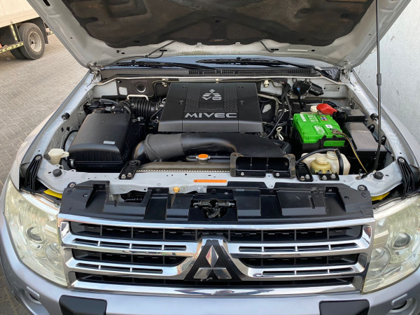 Mitsubishi Pajero 2009  Silver LHD Petrol AT SUV 4WD view 3