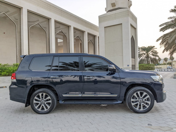 Toyota Land Cruiser 2016  Black LHD Petrol AT SUV 4WD view 2