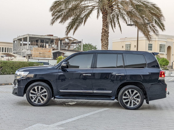 Toyota Land Cruiser 2016  Black LHD Petrol AT SUV 4WD view 26