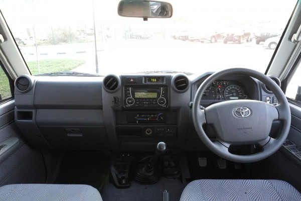 Toyota Land Cruiser Pickup 2013/ Silver RHD Diesel MT Pickup 4WD view 20
